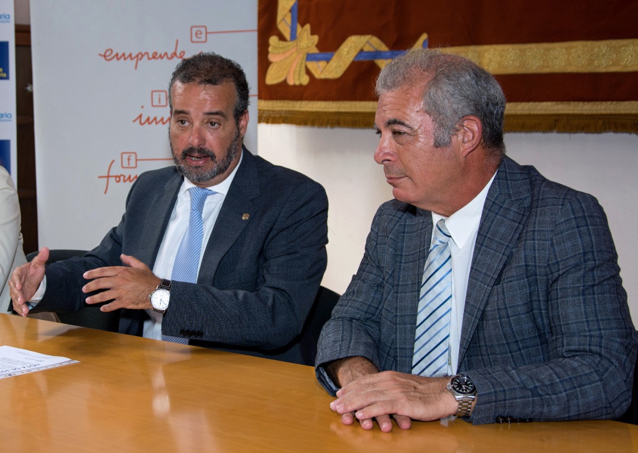 Rafael Robaina, rector de la Universidad de las Palmas de Gran Canaria, y Carlos Estévez, presidente de la Fundación Universitaria de Las Palmas
