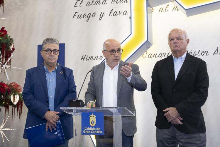 De izquierda a derecha: consejero de Empleo y Desarrollo Local del Cabildo de Gran Canaria, Juan Díaz; el presidente del Cabildo de Gran Canaria, Antonio Morales; y el presidente de la FULP, Alberto Cabré 