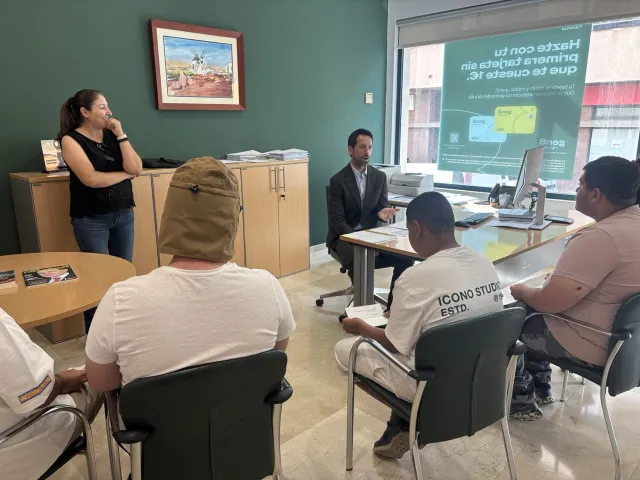 El alumnado del IES Puerto del Rosario visita la oficina de CajaSiete en el marco del Proyecto Enseñar para Emprender