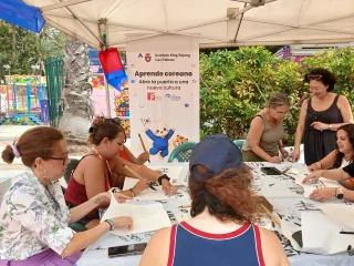 El Instituto King Sejong acerca la lengua y la caligrafía coreanas al público de Gran Canaria durante la K-Pop Party