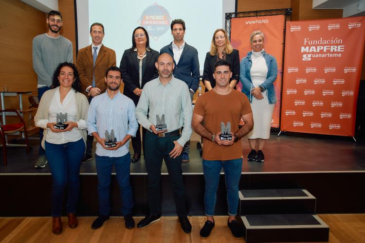Los galardonados de la cuarta edición de los Premios Emprendedores, junto a directivos de la Fundación MAPFRE Guanarteme y de la Fundación Universitaria de Las Palmas.